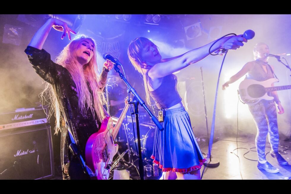 Gitarist Iki (Ida Iki) og vokalist Hánná (Hanna Reinsnes Moen) fant egen samisk identitet gjennom Biru Baby.
 Foto: Johannes Andersen