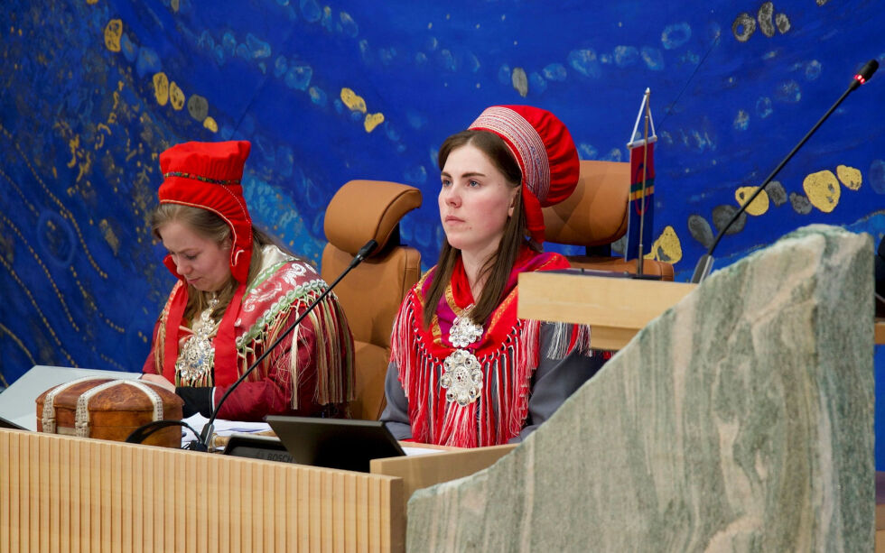 Sara Katrine Aleksandersen er den eneste sametingsrepresentanten med fødselsår som starter med tallet 2. Til venstre Aili Guttorm.
 Foto: Steinar Solaas