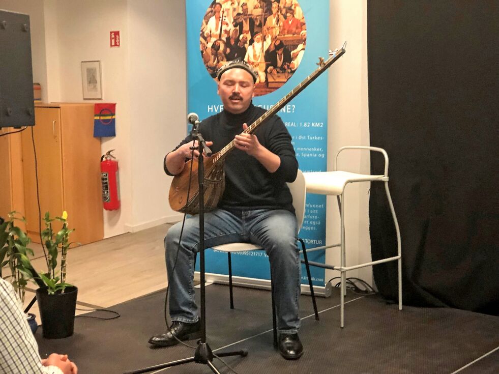 Tursurjan Abdurahman hadde reist fra Skien for å spille det uigurisk tradisjonelle instrumentet, dutar.
 Foto: Hannah Persen