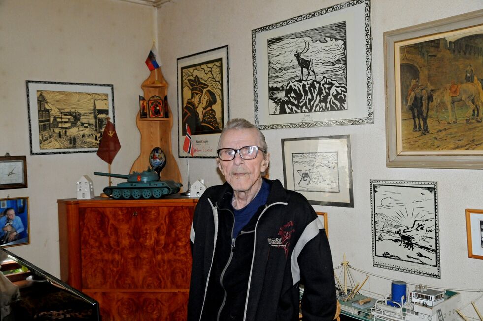 Oskar er søskenbarn til samekunstneren John Andreas Savio (1902-1938), og to vegger i stua hans er full av Savios kunst.
 Foto: Hallgeir Henriksen