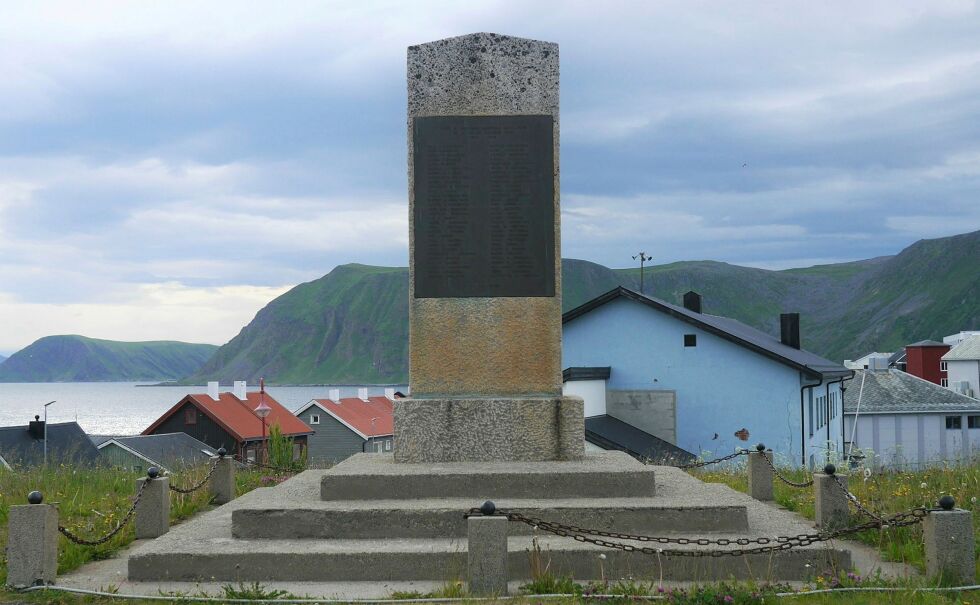 Minnemarkeringen for ti år siden 22. juli, vil skje ved bautaen over falne fra siste verdenskrig i Nordkapp kommune.
 Foto: Geir Johansen