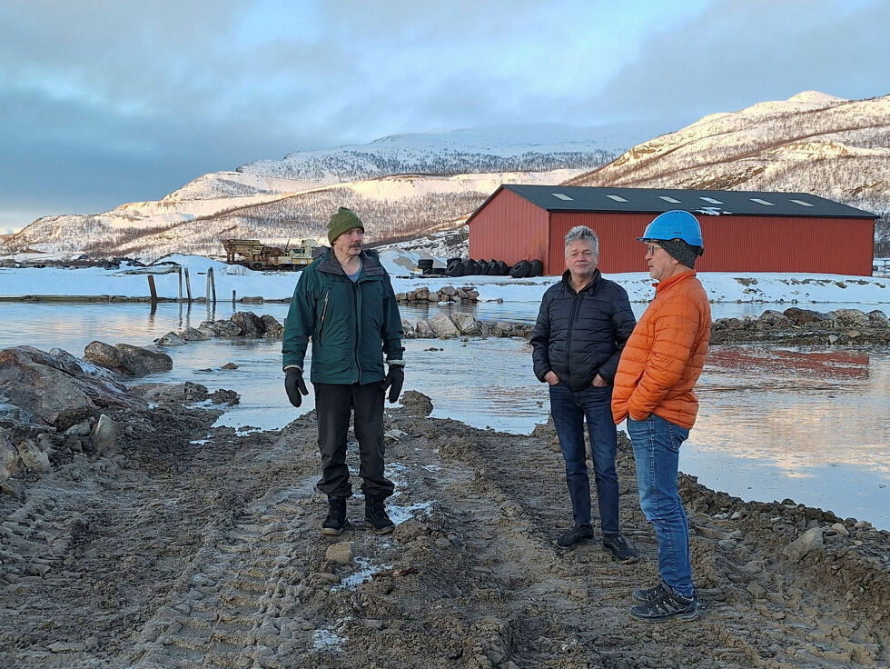 Øysten Magne Breivik, Fred Johnsen og Børre St. Børresen er optimistiske etter bygdemøte med Vestre Varanger plankontor.
 Foto: Torbjørn Monsen