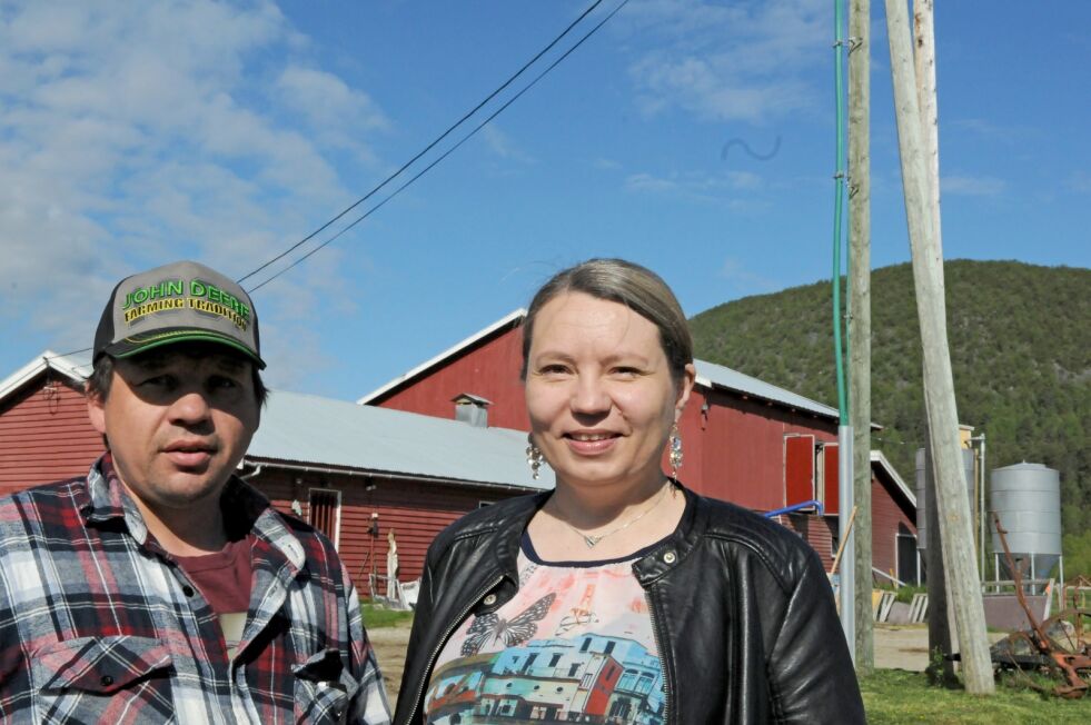 Tor Mikkel Eira og Anne May Olli gir sin beskrivelse av det de mener er en stor urett.
 Foto: Stein Torger Svala