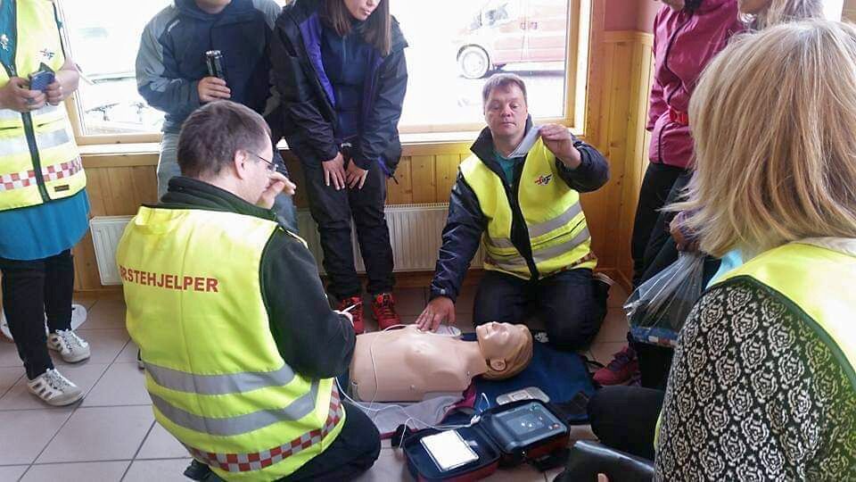 Máze førstehjelpsgruppe ga hjertestarter til bygda under en overrekkelse lørdag, under den sedvanlige førstehjelps-dagen.
 Foto: Máze førstehjelpsgruppe
