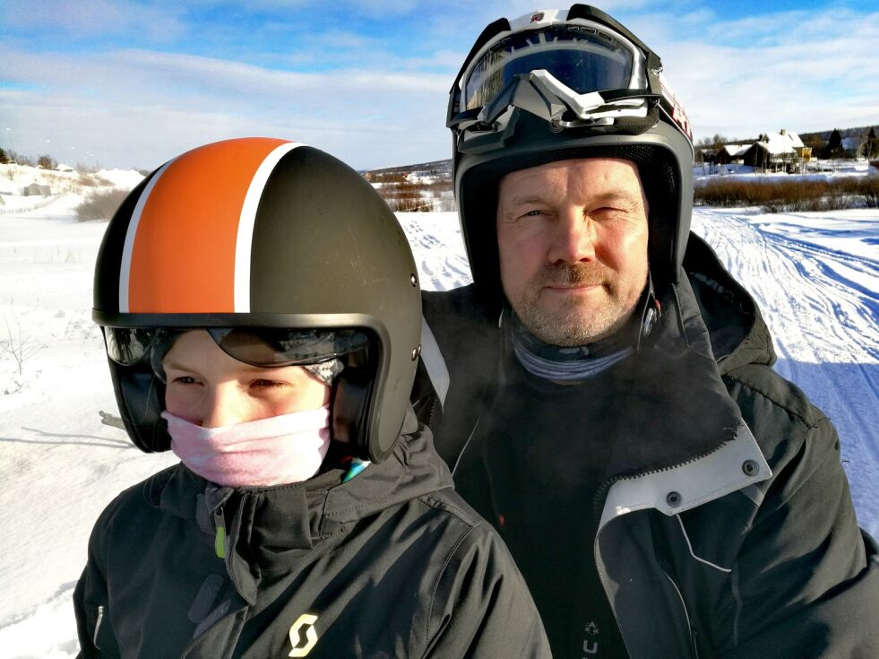 Johan Anton Hætta (47) tør nesten ikke tenke på hva som kunne skjedd om noen av de små i turfølget hadde trødd i hullet.
 Foto: Johan Mathis Gaup