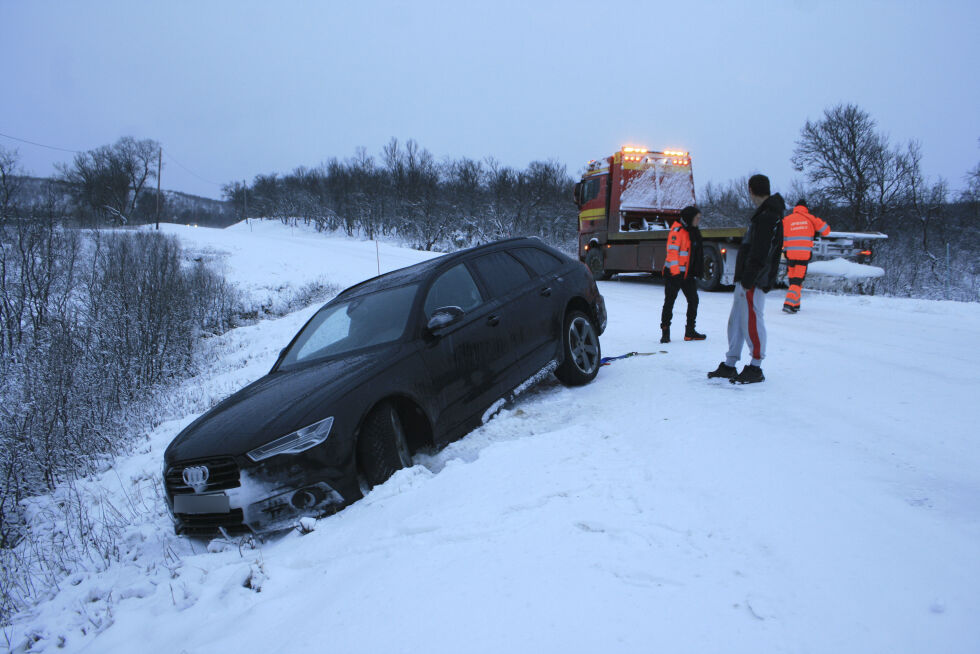 Bergingsbilen fra Lakselv kom raskt til for å få bilen på rett veien igjen. Bildet er tatt fredag ved 10-tiden.
 Foto: Anthon Sivertsen