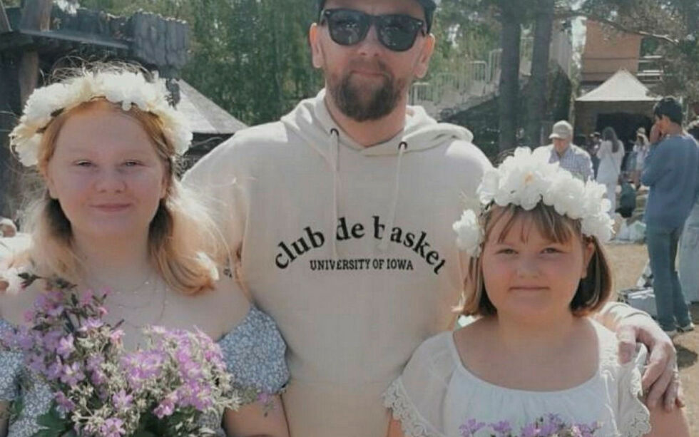 Cassandra (12 år) og Nickolina (9 år) bor «bare» 3,8 kilometer fra Kautokeino skole, og har flere ganger opplevd å ikke få være med skolebussen hjem. Når det er varmt i været, har de ofte brukt sykkel. Men sommerværet er nå bare minner.
– Vi har hatt 30 minus allerede, sier pappa Marcus Nilsson, og er lite fornøyd med at ungene må bli stående igjen i kulda når skolebussen kjører.
Foto: privat