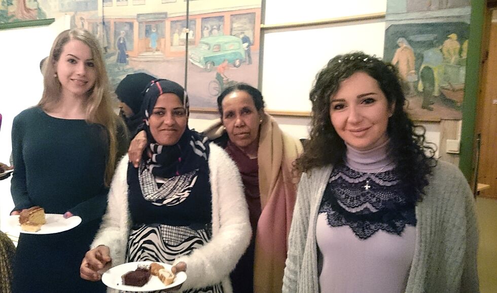 Kirsten fra Norge, Fatma og Hwet fra Eritrea og Rena fra Syria koste seg alle på den flerkulturelle aften på Vårbrudd.
 Foto:  Kjersti Kvammen
