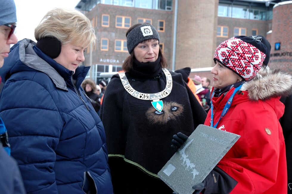 Daglig leder Svanhild Pedersen og Alta-ordfører Monica Nilsen «selger» Finnmarksløpet til statsminister Erna Solberg under årets løp. Pedersen er glad for at også fylkespolitikerne i Finnmark skal «markedsføre» Finnmarksløpet, med målsetning om plassering på statsbudsjettet.
 Foto: Rita Heitmann (arkiv)