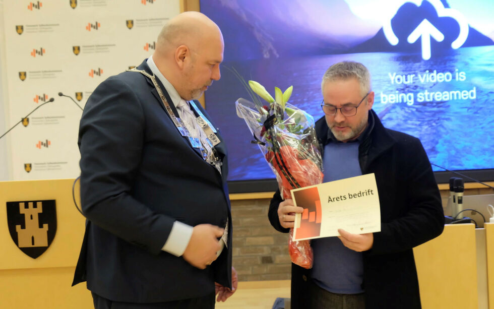 GSG-gründer Roger Erlandsen (til høyre) tar imot prisen som «Årets bedrift 2024» i Finnmark. Her har han fått utmerkelsen og en sjekk på 25.000 kroner av fylkesordfører Hans-Jacob Bønå.
 Foto: Bjørn Hildonen