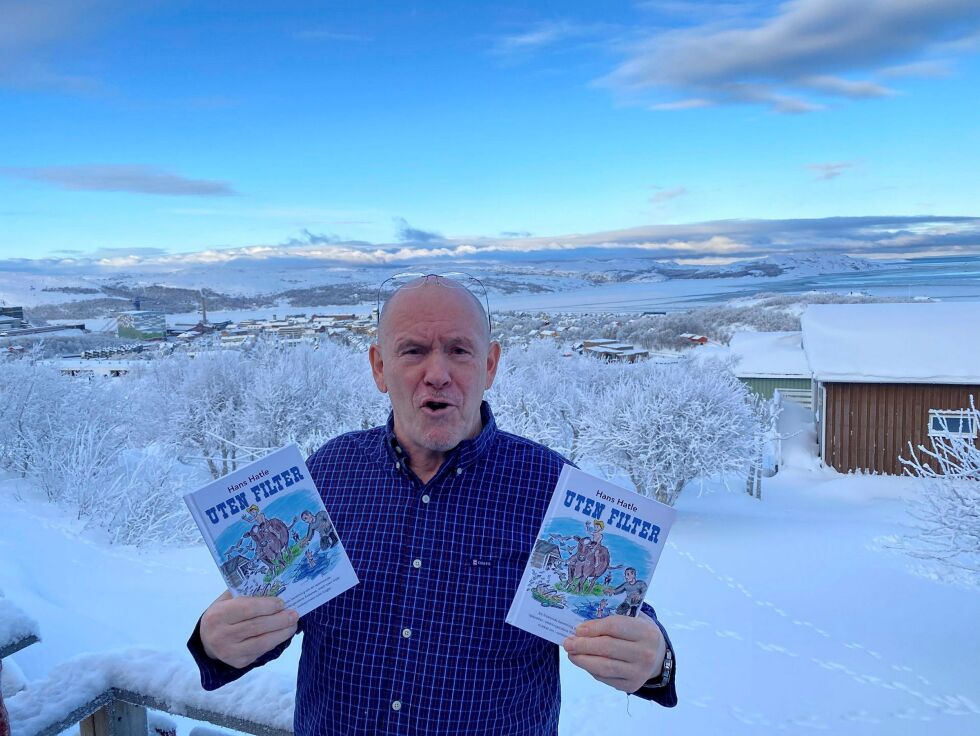 Hans Hat­le kan med ret­te være stolt av sin de­but­bok «Ut­en fil­ter», der han for­tel­ler om sin opp­vekst i Kir­ke­nes og inn i vok­sen al­der.
 Foto: Hallgeir Henriksen