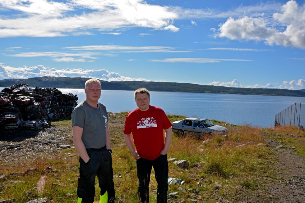 Et havneanlegg i Klubben i Billefjord vil gi Porsanger en isfri havn og mange flere muligheter enn det man har i dag, mener Nils Robert Kvalvik (til venstre) og John Inge Henriksen.
 Foto: Kristin Marie Ericsson