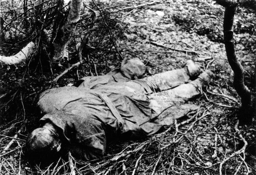 Våren 1945 fant norske polititropp-soldater denne døde fangen i Billefjord. Han var en av svært mange som ble funnet henslengt i terrenget langs veien i Finnmark. Foto: Reidar Berg