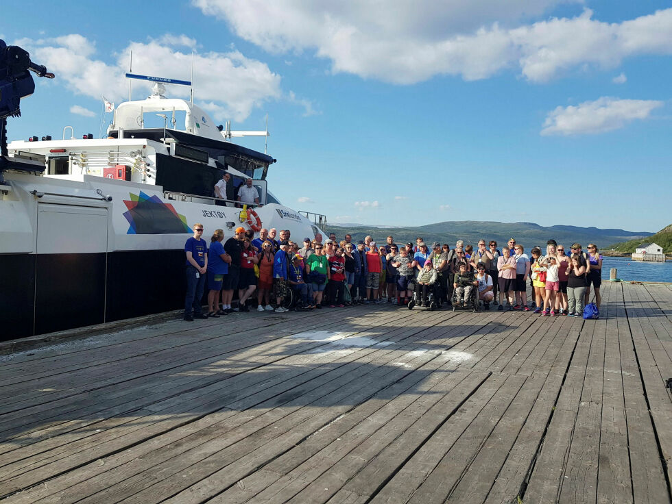 Hele gjengen samlet på kaia i Smalfjord, og gjengen takker kaptein Jostein Ingilæ og hans team på Jektøy for fantastisk omvisning i Tanafjorden.
 Foto: Privat