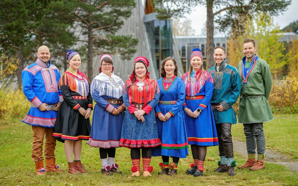 Sametingsrådet og de politiske rådgiverne. Politisk rådgiver Nils Ante Eira (Sp), politisk rådgiver Sandra Márjá West (NSR), sametingsråd Berit Marie P. E. Eira (Fsl), sametingspresident Silje Karine Muotka (NSR), sametingsråd Maja Kristine Jåma (NSR), politisk rådgiver Anne Henriette Nilut (NSR), sametingsråd Runar Myrnes Balto (NSR) og sametingsråd Mikkel Eskil Mikkelsen (NSR).
 Foto: Ørjan Marakatt Bertelsen