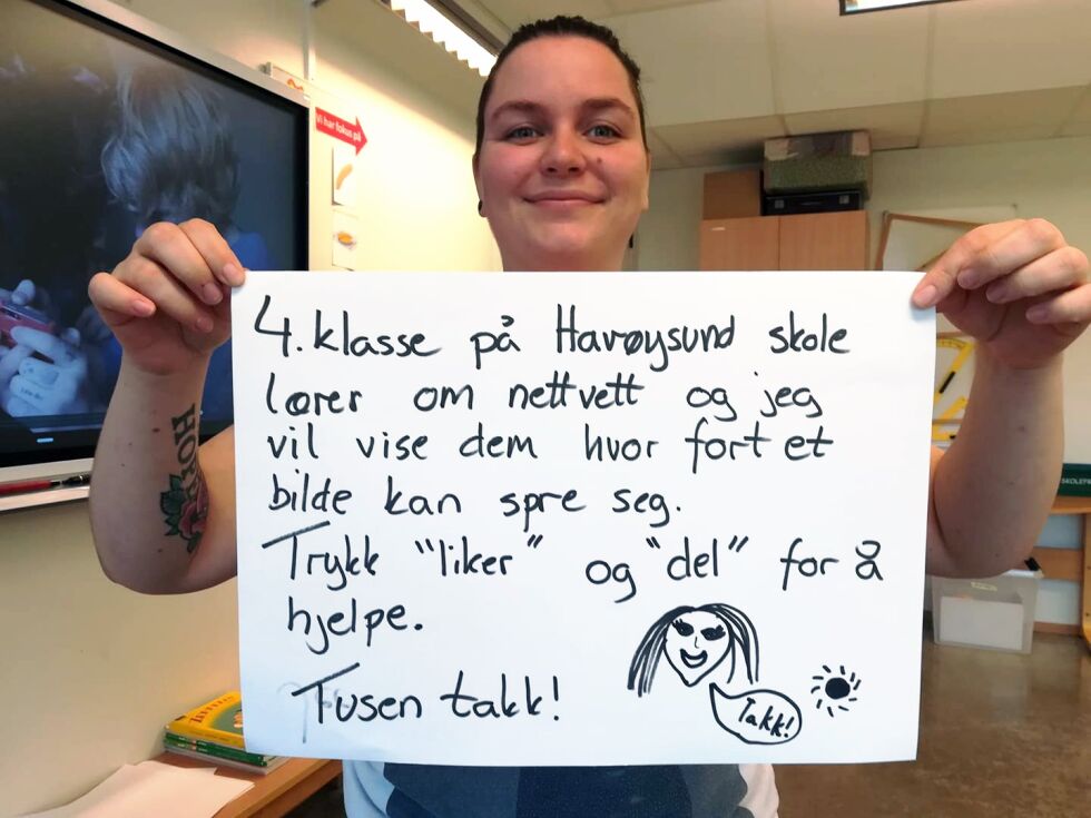 Tre dager etter at lærer Tonje Selbekk postet på Facebook dette bildet av seg sjøl og plakaten med oppfordring om å dele, var bildet spredt over hele kloden. Det ga fjerdeklassingene noe å tenke på.
 Foto: Privat
