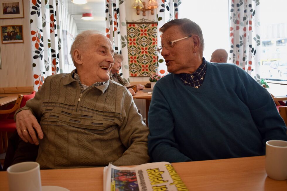 Roger Sivertsen og Tormod Lorentzen leser aviser, drikker kaffe og prater om det meste.
 Foto: Birgitte Wisur Olsen