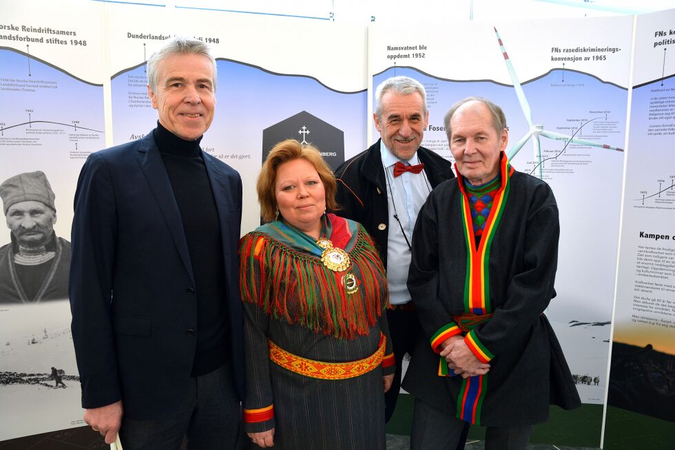 Sametingspresident Vibeke Larsen sammen med Asbjørn Kolberg (fra venstre), Kjell Magne Derås og Arvid Jåma på åpning av den sørsamiske utstillingen «Mens landet forsvinner».
 Foto: Bjørnar Leknes, Nord universitet