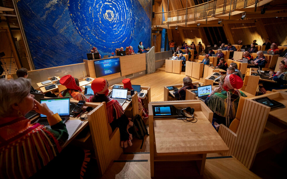 Sametingets plenum består av 39 representanter. Etter valget blir én av dem valgt til sametingspresident. Vedkommende skal utnevne fire person til sametingsrådet. Kandidatene befinner seg fortsatt i denne salen. Når de går til sametingsrådet erstattes de av varamedlemmer i plenum.
 Foto: Cecilie Bergan Stuedal