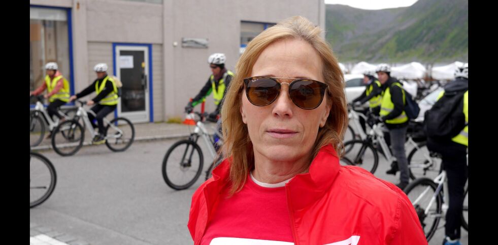 Edelh Ingebrigtsen fra Gjesvær har flere ganger som bilist truffet på store grupper av syklister langs veien.
 Foto: Geir Johansen