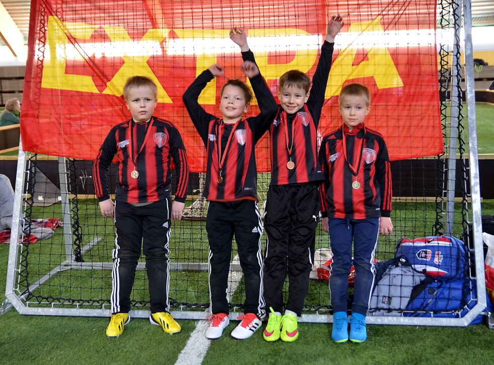 Magnus Michael, Odne, Dennis og Jako fra Porsanger IL 1 Gutter 2010 har fått sine synlige bevis på deltagelsen under helgens cup.
 Foto: Roger Albrigtsen