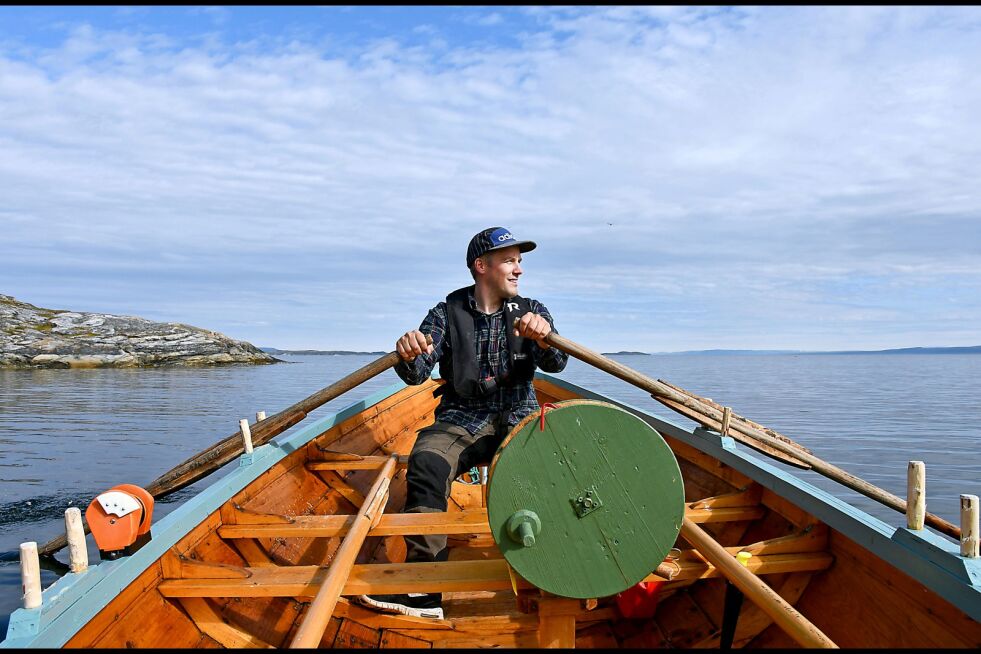 Ove Stødle har kommet godt i gang med sin 2-årige praksistid som båtbyggerlærling hos Mearrasiida i Billefjord. I løpet av disse to årene skal Stødle bygge fire spissbåter og få god forståelse for samisk båt-terminologi
 Foto: Irene Andersen