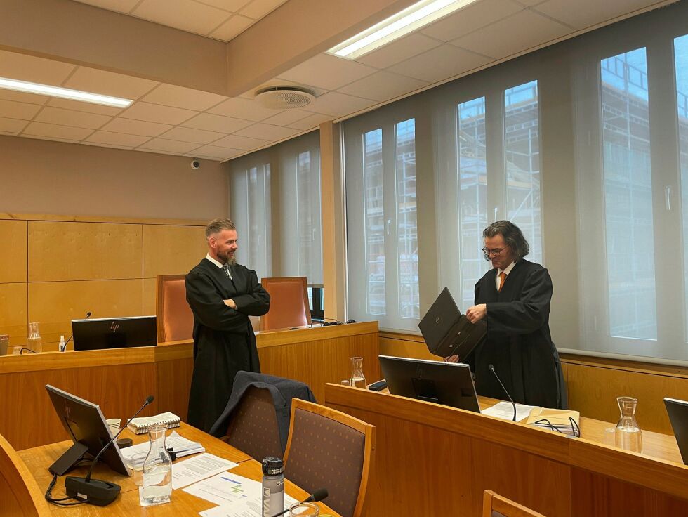 Gøran Møller-Christiansen (til venstre) forsvarer hamarmannen i svindelsaken, mens Vidar Zahl Arntzen forsvarer den tidligere kommunale virksomhetslederen i Tana.
 Foto: Birgitte Wisur Olsen