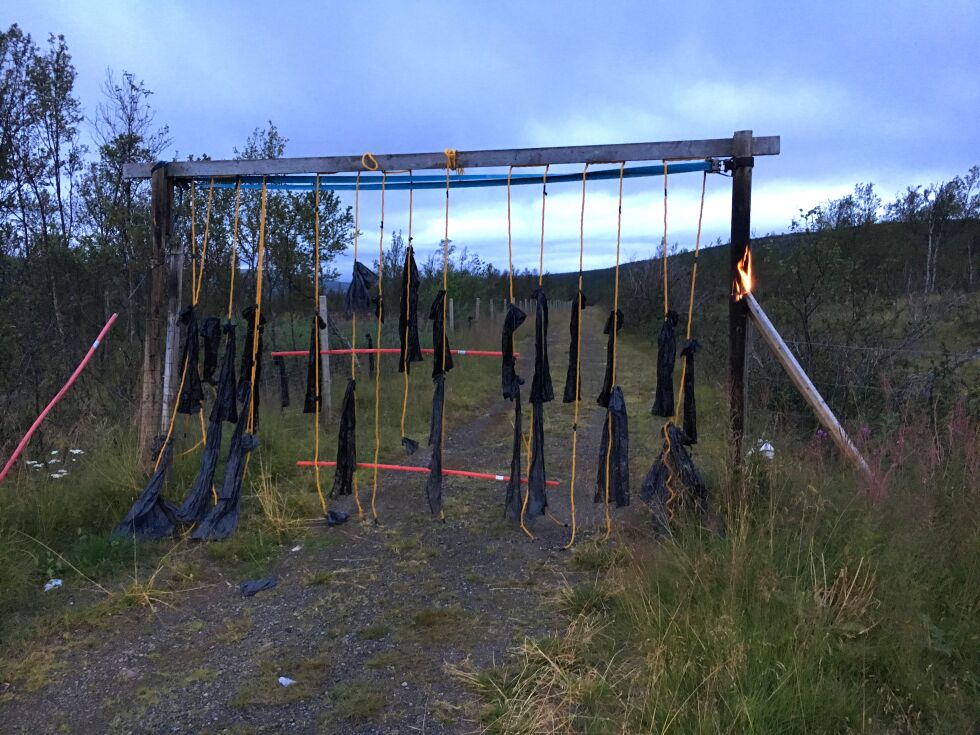 Det var denne porten som var satt i brann tirsdag kveld i Austertana. Liz, og hennes søster, Kate, kom over brannen da de var på tur ned til bygda igjen etter endt dag med reinmerking.
 Foto: Iris Egildatter