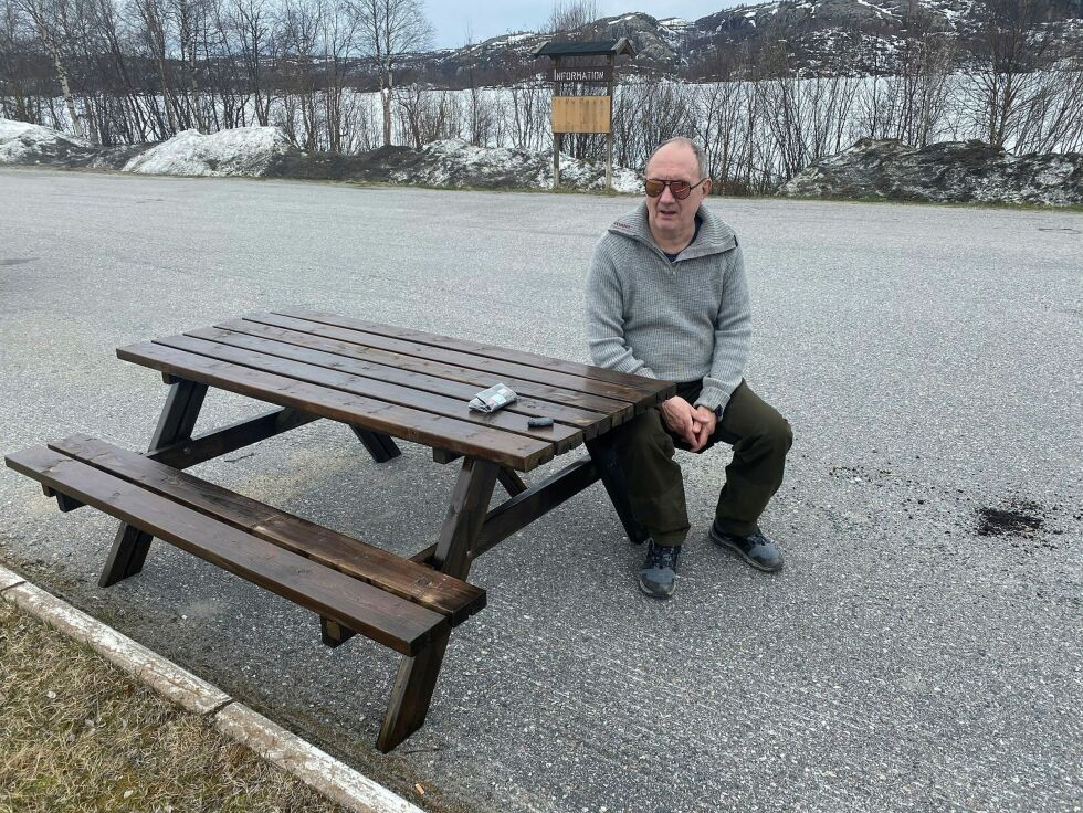 Kjell Arne Høier er tilfreds med at Mesta har satt ut nye benker på Storskog, der han og andre trimmere kan ta seg en liten hvil og pust i bakken.
 Foto: Hallgeir Henriksen