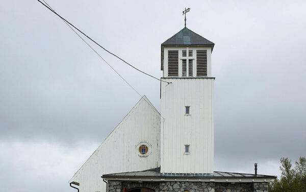 Nesten fullsatt Kokelv kirke
