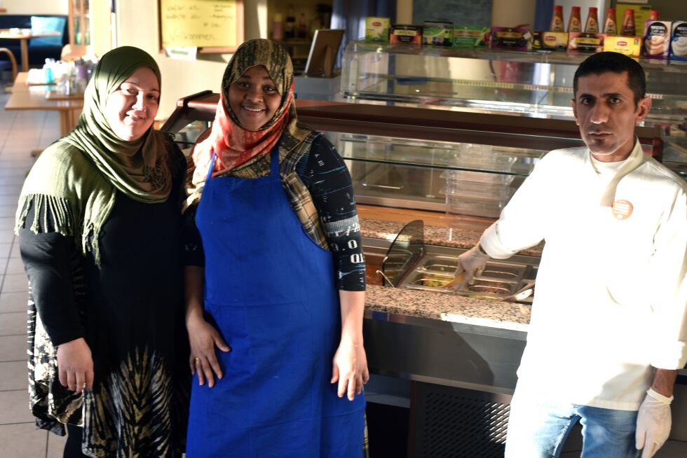Hver onsdag og fredag vil internasjonale retter stå på menyen på Kafe Blå. På kjøkkenet finner vi Lina Jaqmara, Halima Noor og Mohamad Jaqmara.
 Foto: Bjørn Arne Johansen