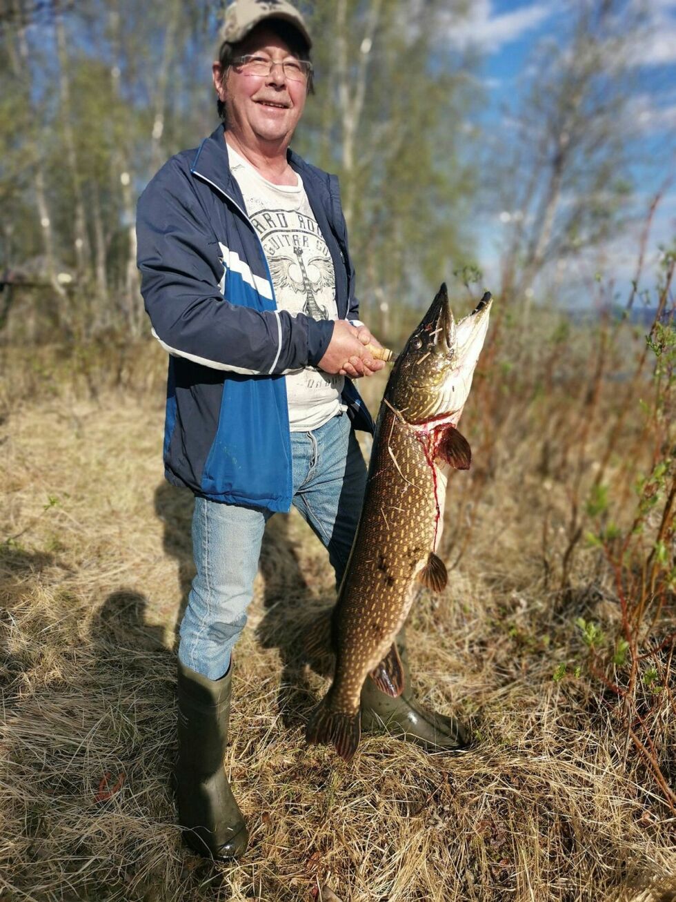 Det tok knappe 20 minutter etter at startskuddet gikk, før Finn Johansen fra Sameti hadde dratt rekordgjedda på land. Den ble veid inn til 9,4 kilo og er dermed festivalens desidert største fisk.
 Foto: Yngve Beddari