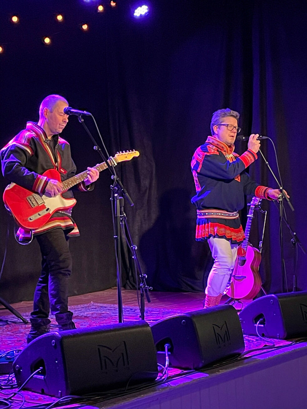 Niko Valkeapää og Georg Buljo hadde konsert på Borkenes under samisk måned.
 Foto: Geir Elvebakk Mosko