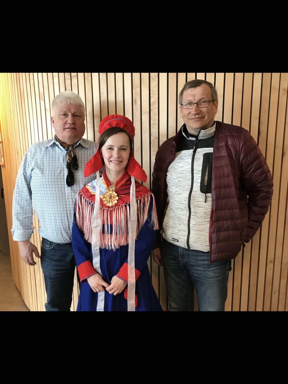 Sametingsråd Inger Eline Eriksen (Árja) sammen med Klemet Klemetsen (til venstre) og Johan Ingvald Hætta fra Samisk fangst og utmarksforening. Klemetsen er også andrekandidat for Árja til sametingsvalget.
 Foto: Sametinget