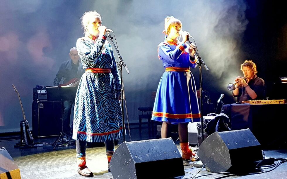 Duoen Ozas består av søstrene Sara Marielle Gaup og Risten Anine Gaup. Foto: Steinar Solaas