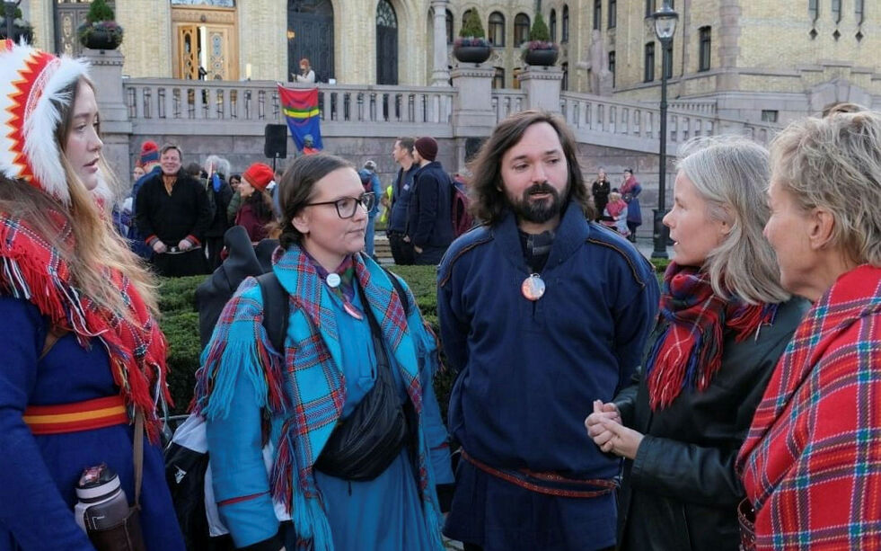 Fra venstre Anna Hagland (Evenes SV), Lina Maria Karlsen (samepolitisk leder SV), Mikkel Berg-Nordlie (Oslo SV), Kirsti Bergstø (leder SV) og aksjonist.
 Foto: Privat