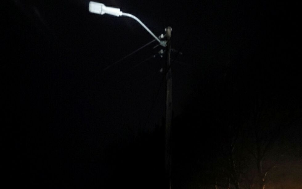 Terje Johnsen syns det virker som om det er mindre viktig med gatelys i distriktene enn i sentrum, for det tok lang tid å fikse feilen i Båteng.
 Foto: Terje Johnsen