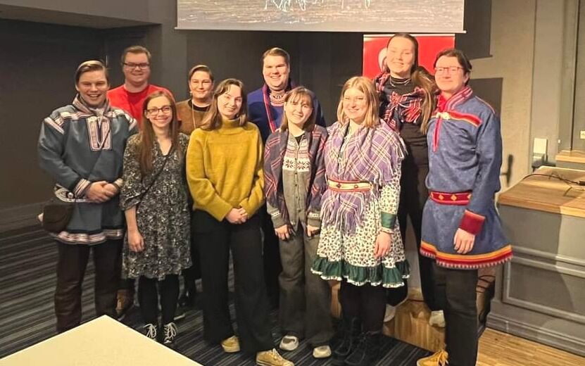 Ungdommen som var på Aps samepolitiske konferanse. Fremst fra venstre Kai Rune Hætta, Fransisca Kappfjell Herbst, Andrine K. Simonsen, Ariana Olsen, Maren Irene Gåre Bakkevoll og Morten Simensen Haldorsen. Bak fra venstre Thomas Hay Stenbakk, Eirin Kristin Kjær, Eivind Yrjan Stamnes og Konstanse Marie Alvær.
 Foto: Privat