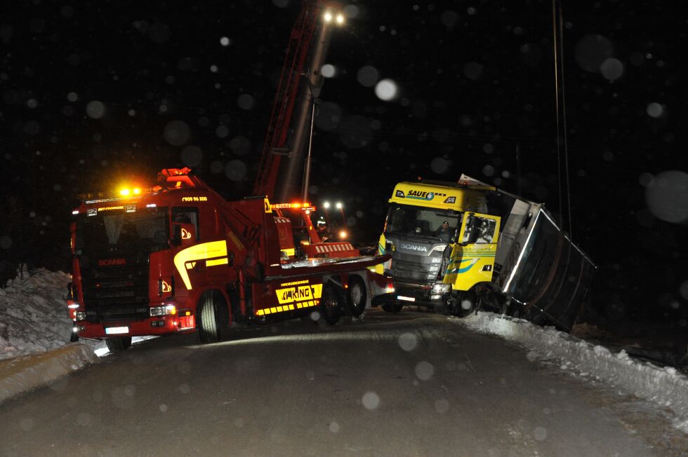 Fra rundt 15.00 til 21.30 mandag kveld var vegen stengt i Torhop grunnet berging av denne traileren.
 Foto: Erik Brenli