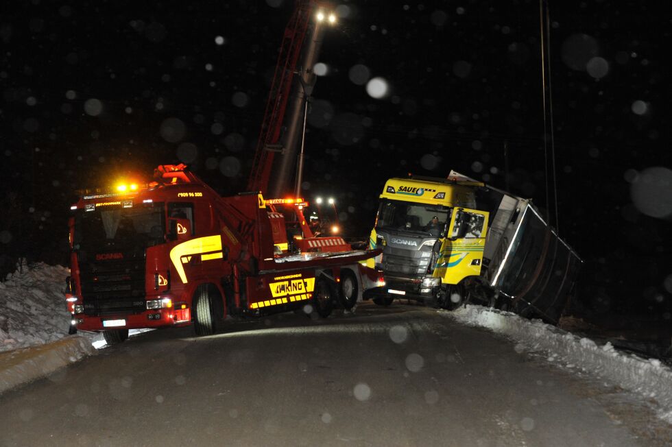 Fra rundt 15.00 til 21.30 mandag kveld var vegen stengt i Torhop grunnet berging av denne traileren.
 Foto: Erik Brenli