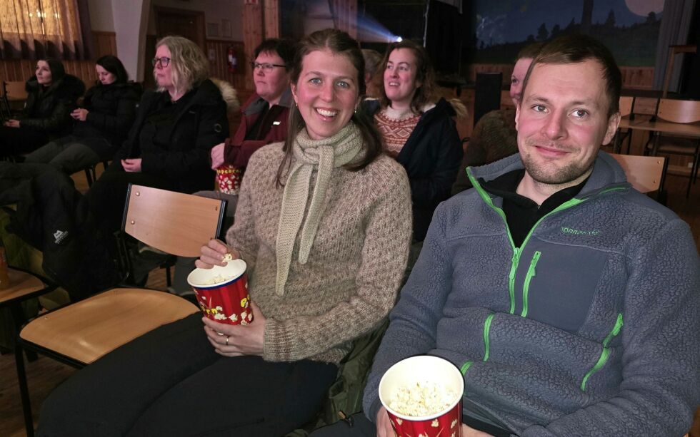 Elin Høgstad og Sander Emanuelsen har ordnet popkorn til visningen, som seg hør og bør.
 Foto: Yngve Beddari