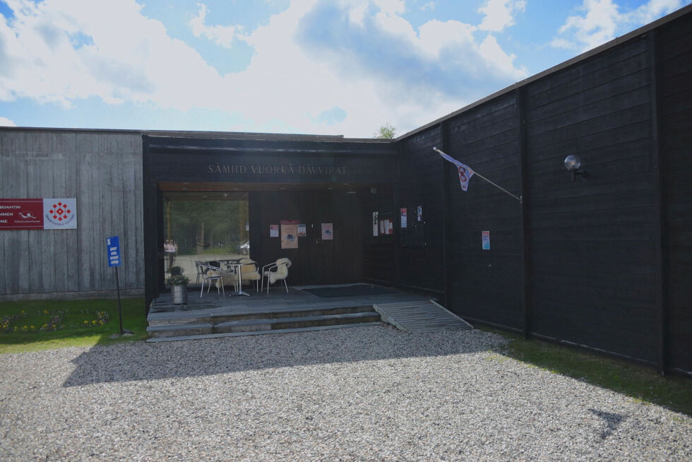 Skal museumsbygget i Karasjok rives, moderniseres eller utbygges? Sametinget vil ha nybygg, mens Fortidsminneforeningen vil verne eksisterende bygg.
 Foto: Lova Vassli Hilanmo