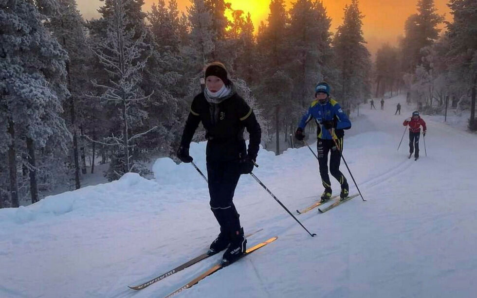 Sanne Suhr, Kaja Helgesen, begge Alta IF, og Maja Sildnes Olsen, KOS, kunne trene under svært gode forhold i de nordfinske skoger.