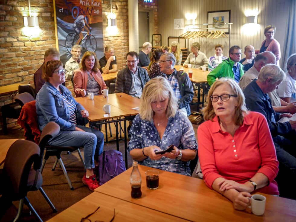 Rundt 50 personer var til stede på Corner. Tore Fosse påpekte at ingen fra kommuneledelsen – eller fra det styrende partiet i Nordkapp; Arbeiderpartiet, møtte opp.
 Foto: Geir Johansen