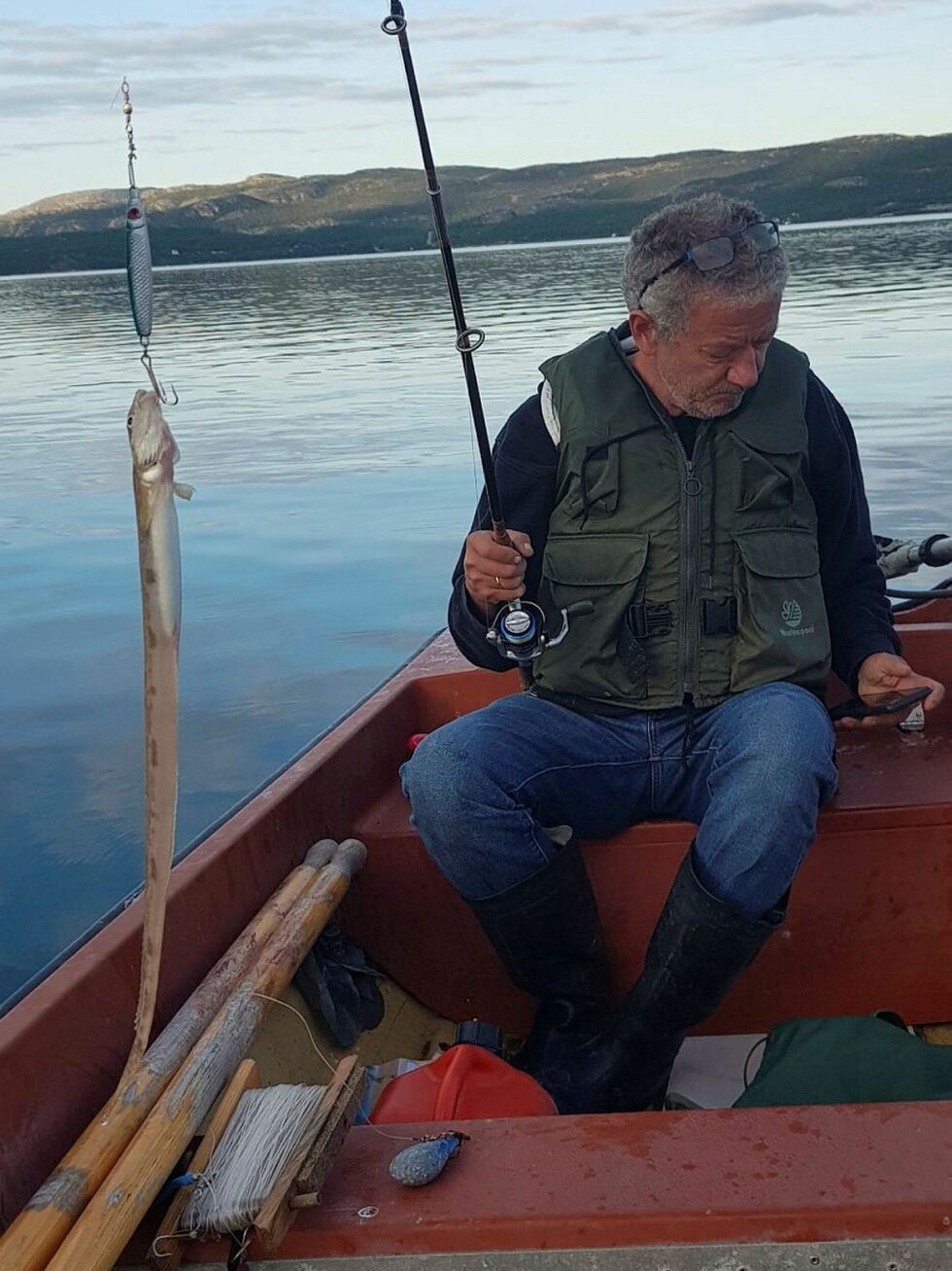 Eirik Slagtern ble svært overraska da han så hva som bet på i Jarfjorden på mandag. Ålebrosme er ikke hverdagskost å få på kroken.
 Foto: Privat
