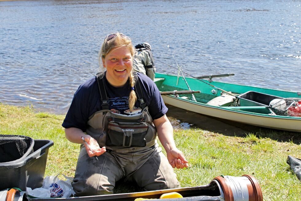 I Øvre Neiden arbeider ferskvannsøkolog Jenny Jensen fra Akvaplan-Niva med merkingen av fisk som behandles så skånsomt som mulig.
 Foto: Silje L Kvammen