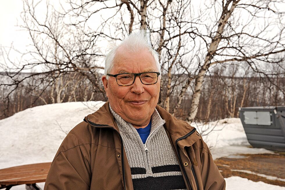 Lederen for Tana og omegn veteranforening, Asbjørn Dalsbø, oppfordrer veteranene til å være med på markeringen 8. mai.
 Foto: Birgitte Wisur Olsen
