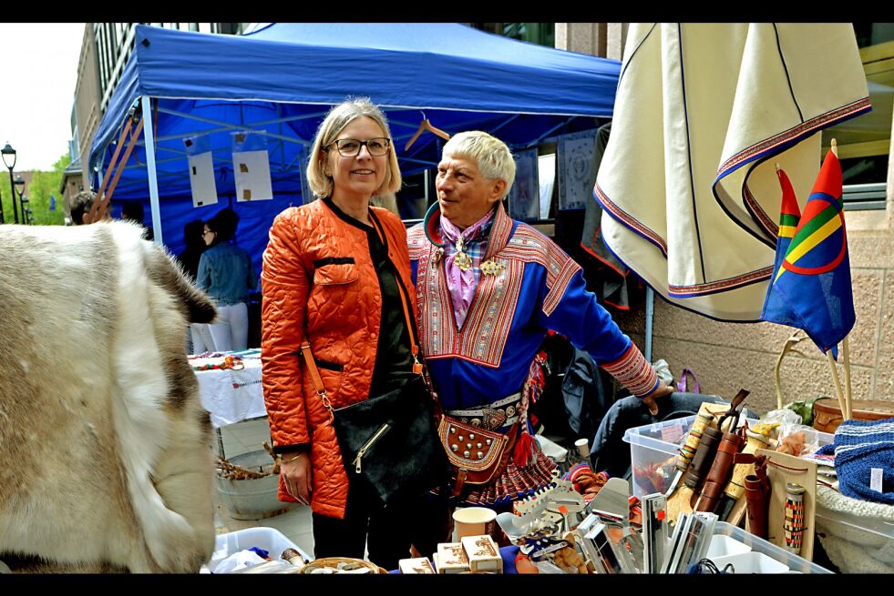 Isak N. Eira, her i godt lag med Anne Skolseg, hadde bordet fullt av egenprodusert håndverk: – I dag selger jeg blant annet kaffesekker, knapper av horn, guksier, trommer, kniver, skjerf med hornring og kaffemåler
 Foto: Sunniva Bornøy