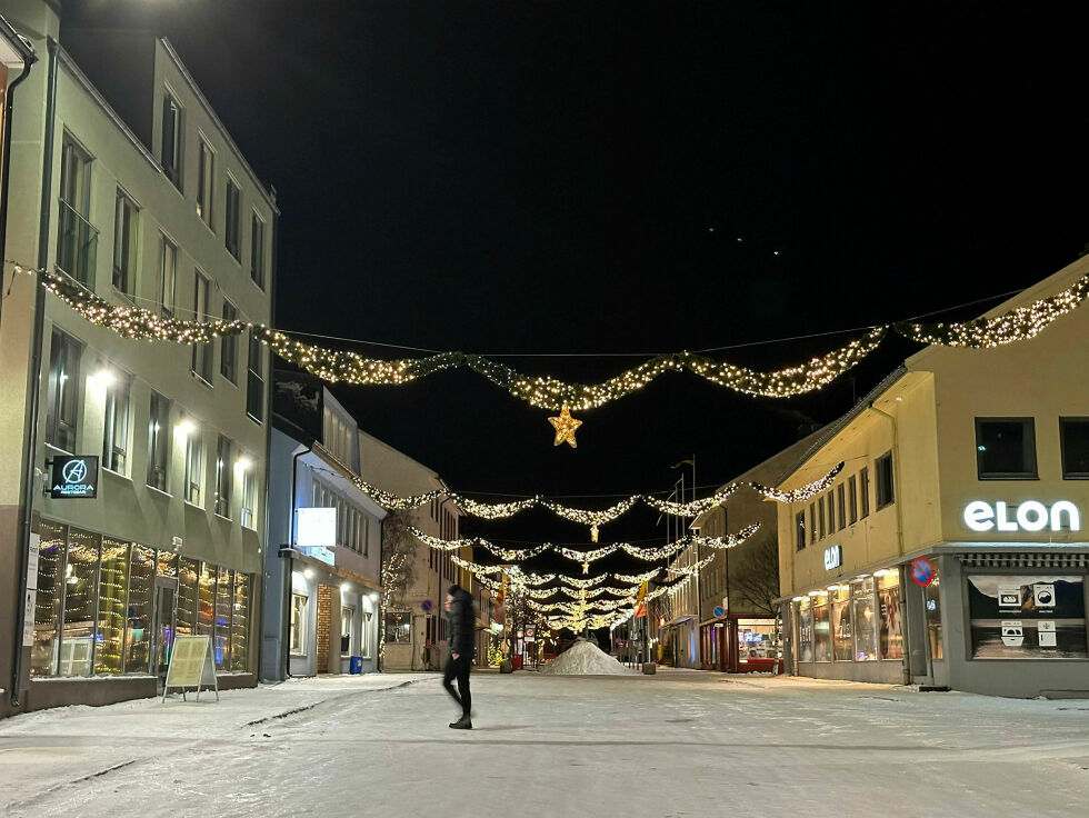 Julegata i Kirkenes er en fryd for øyet, og hadde fortjent masse folk frem mot jul, sjøl om det nå er færre butikker der enn før i tida.
 Foto: Hallgeir Henriksen