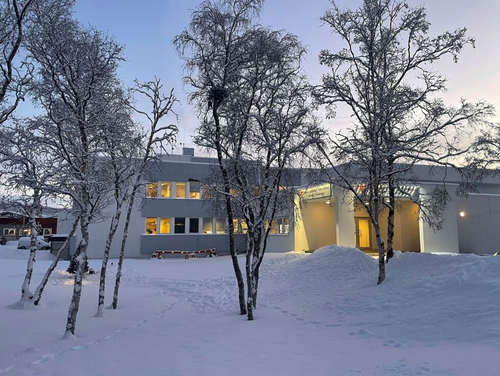 Skolen åpnes, og kommunestyrets møte torsdag holdes som vanlig på rådhuset. Men publikum oppfordres til å følge møtet via nettet.
 Foto: Birgitte Wisur Olsen